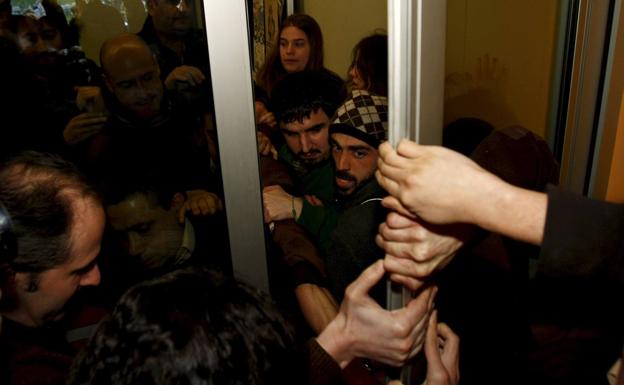 El fiscal retira la pena de cárcel de uno de los acusados del escrache a Diego en la Universidad de Cantabria
