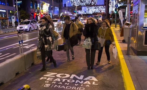 Carril en la Gran Vía que se ha quitado al tráfico rodado y que ha sido cedido a los peatones.