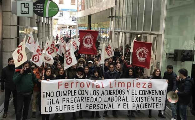 Los sindicatos de la limpieza de Valdecilla denuncian a Ferrovial por «prácticas antisindicales»