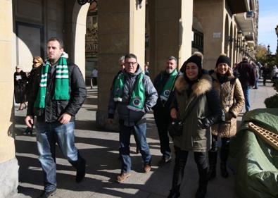 Imagen secundaria 1 - La afición verdiblanca desfila hasta el campo de Las Gaunas