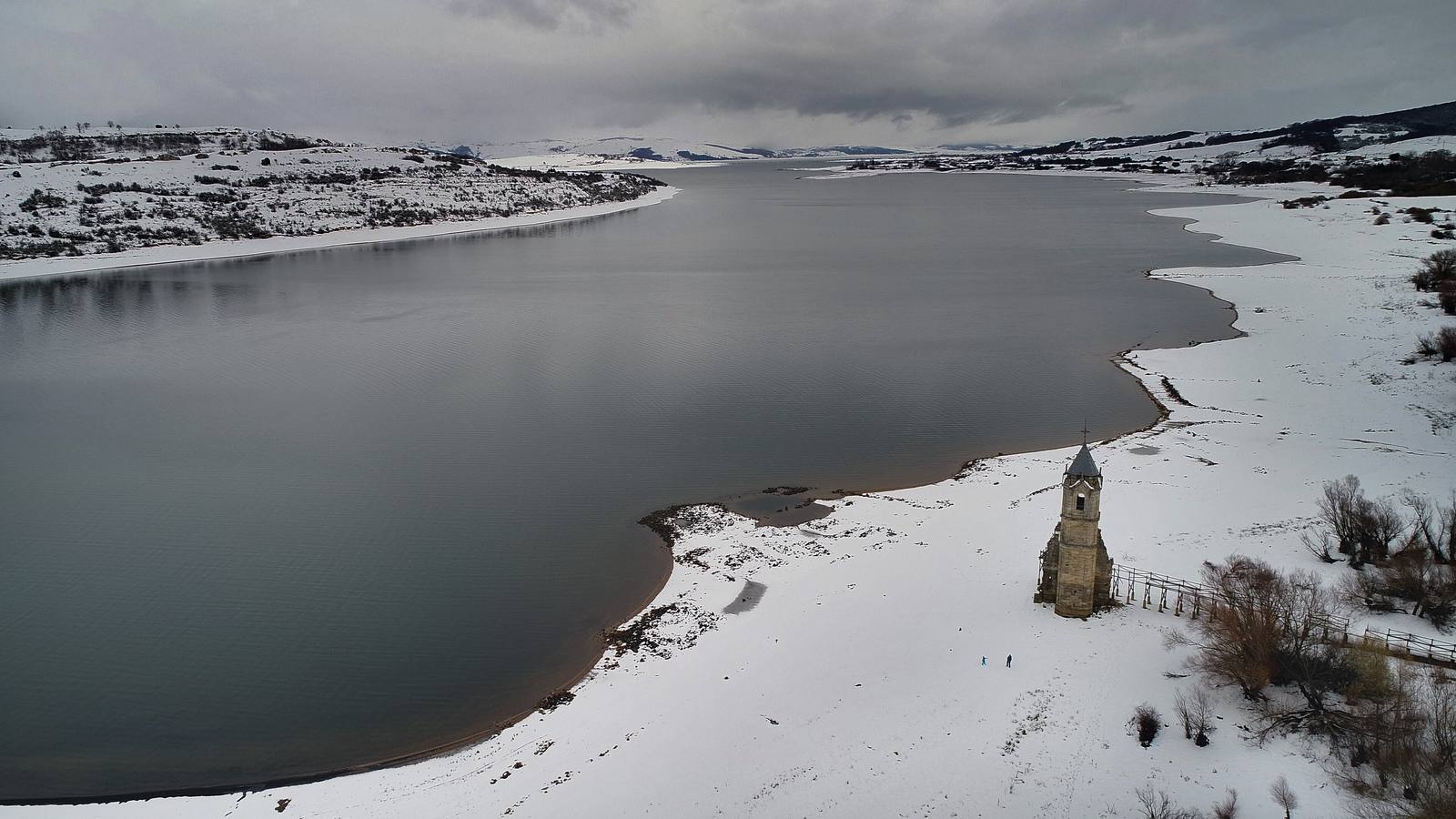 La nieve ha dejado bellas estampas en Campoo