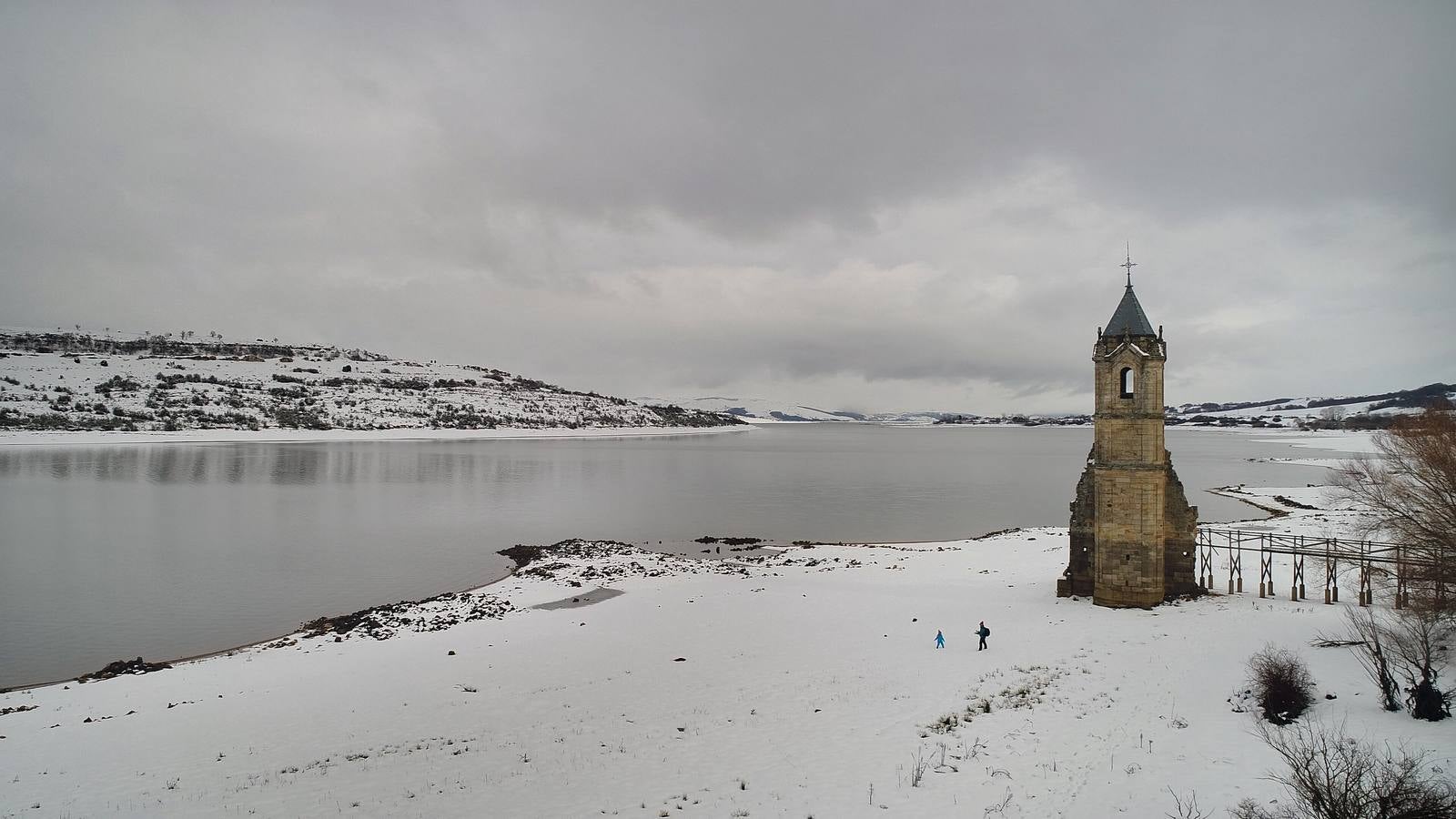 La nieve ha dejado bellas estampas en Campoo