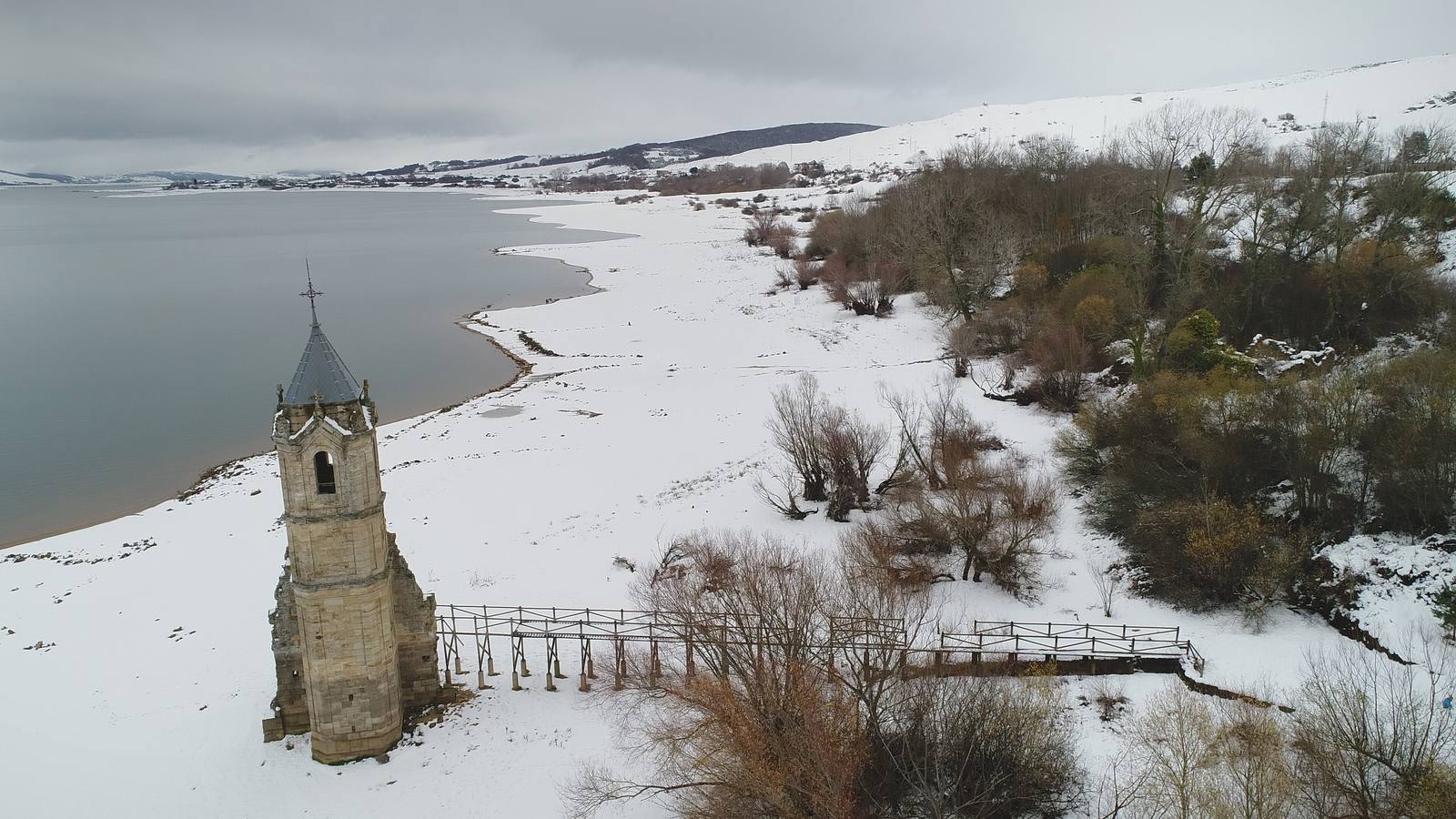 La nieve ha dejado bellas estampas en Campoo