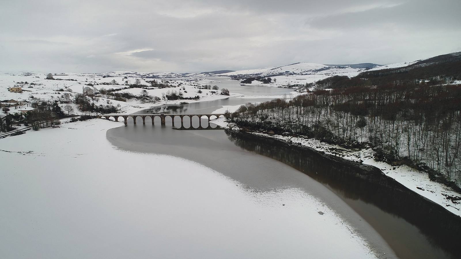 La nieve ha dejado bellas estampas en Campoo