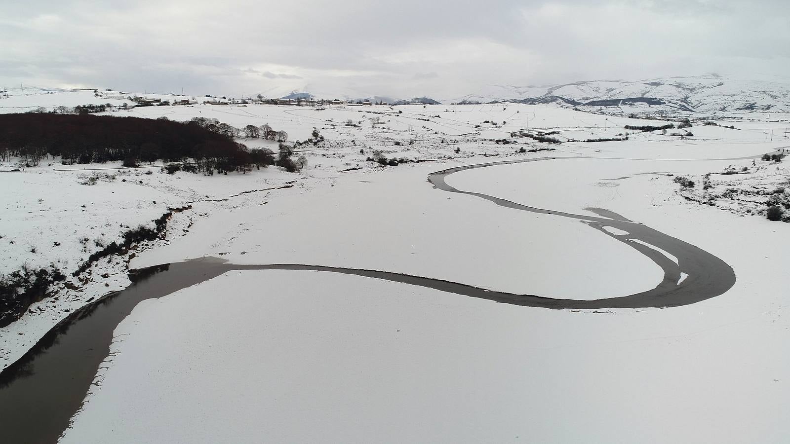 La nieve ha dejado bellas estampas en Campoo