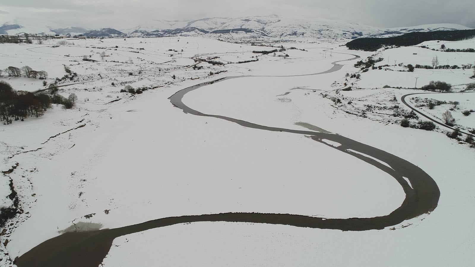 La nieve ha dejado bellas estampas en Campoo