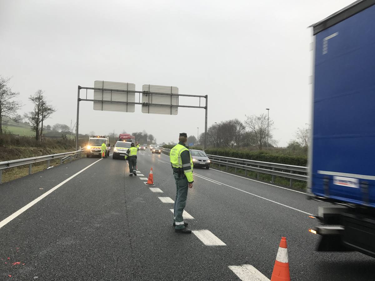 Un accidente entre dos camiones corta el tráfico en la autopista a la altura de Bezana