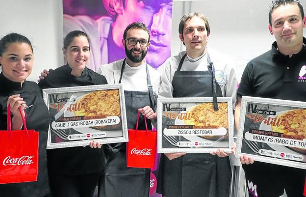 Los ganadores con sus diplomas. Dianelys Román y María Martínez, de Asubio; Nacho Agudo y Ander Sanmartín, de Zissou Restobar, y Luis Roll, de Cervecería Mompy's