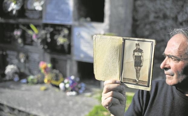 La memoria. José Antonio Larrinoa muestra una foto de su tío Juan, ataviado de ciclista.