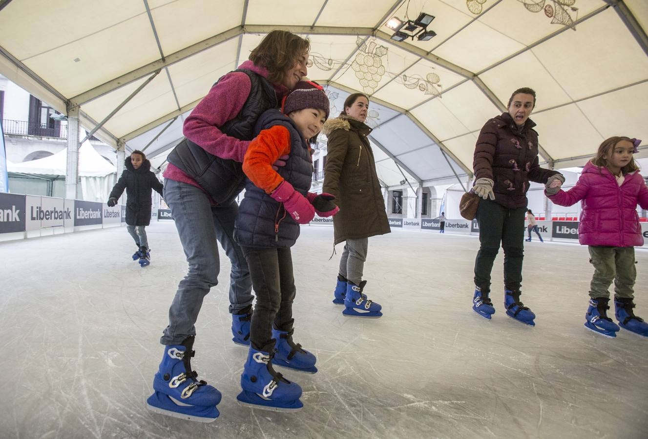 Abierta al público la pista de hielo de la Plaza Porticada