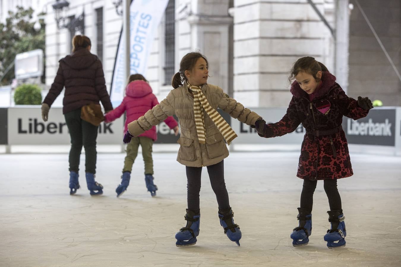 Abierta al público la pista de hielo de la Plaza Porticada