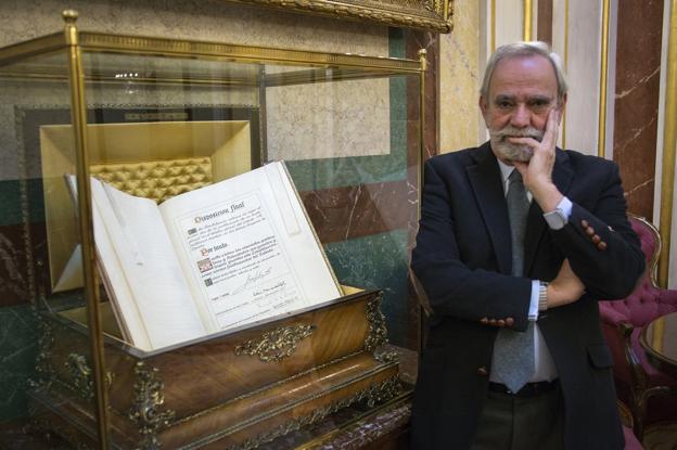 Nicolás Pérez-Serrano, letrado del Congreso, posa junto a una edición facsímil de la Constitución escrita a mano.