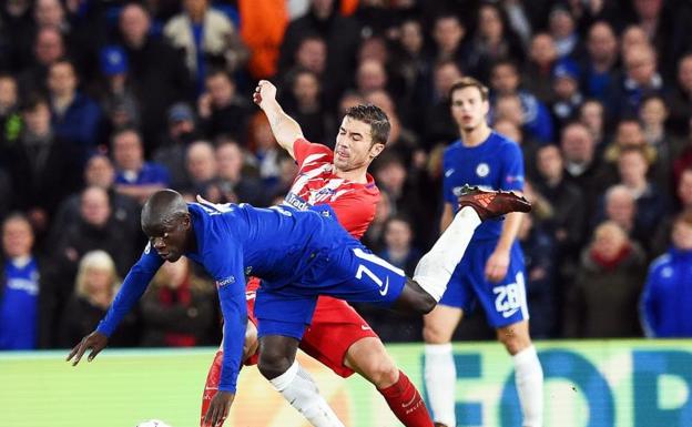 El capitán del Atlético Gabi pelea por un balón con Kante. 