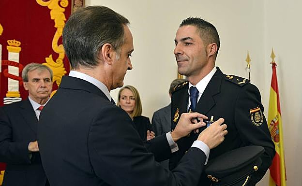 El policía nacional César Gómez recibe la Cruz de Plata de la Orden del Mérito Civil.