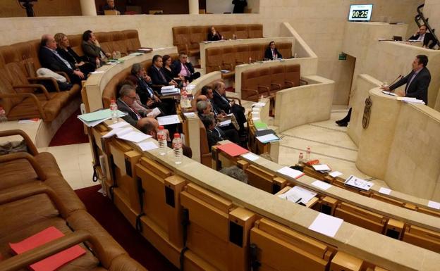 El vídeo de la espantada en el Parlamento de Cantabria