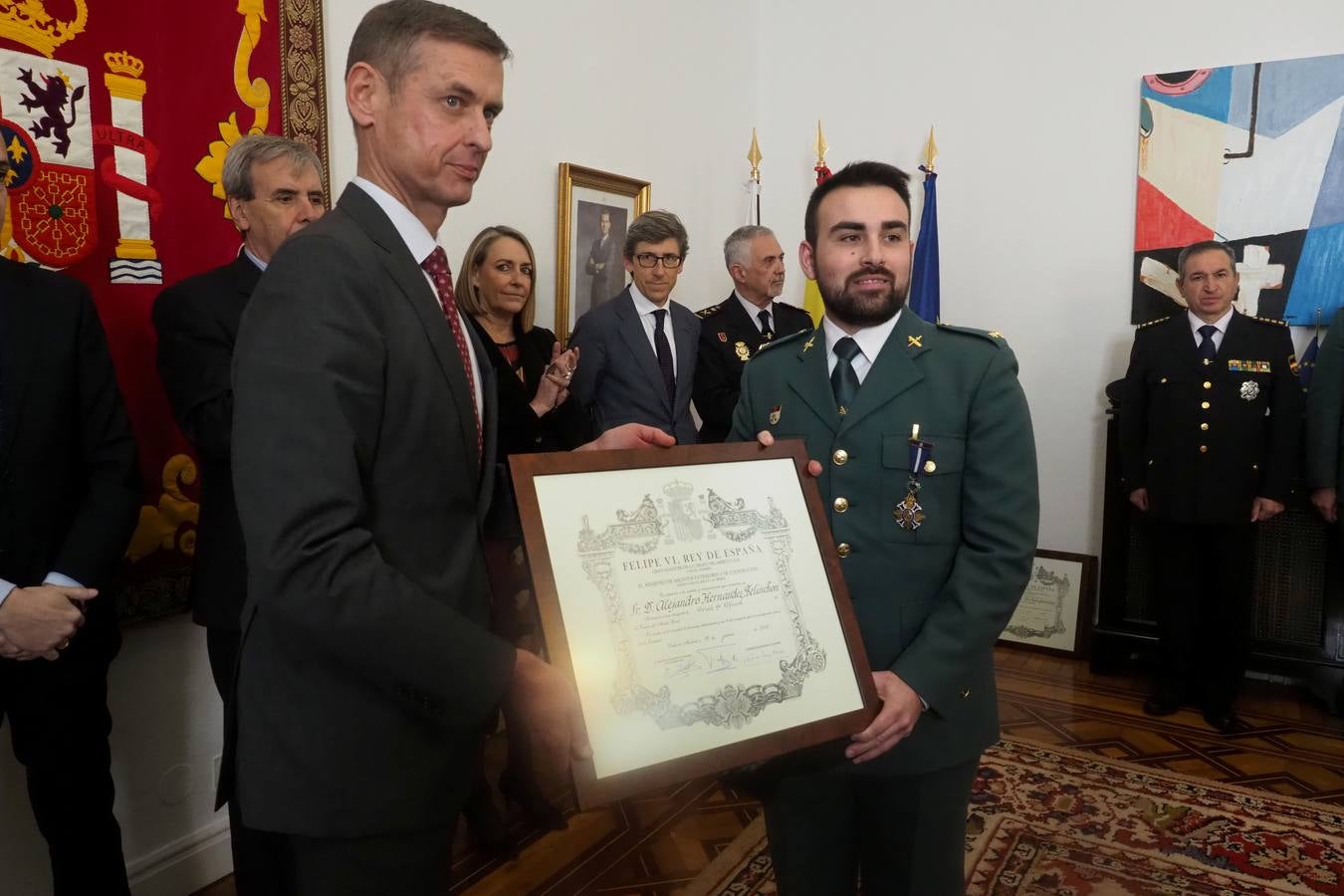 Imposición de medallas de la Orden del Mérito Civil a policías nacionales y guardias civiles