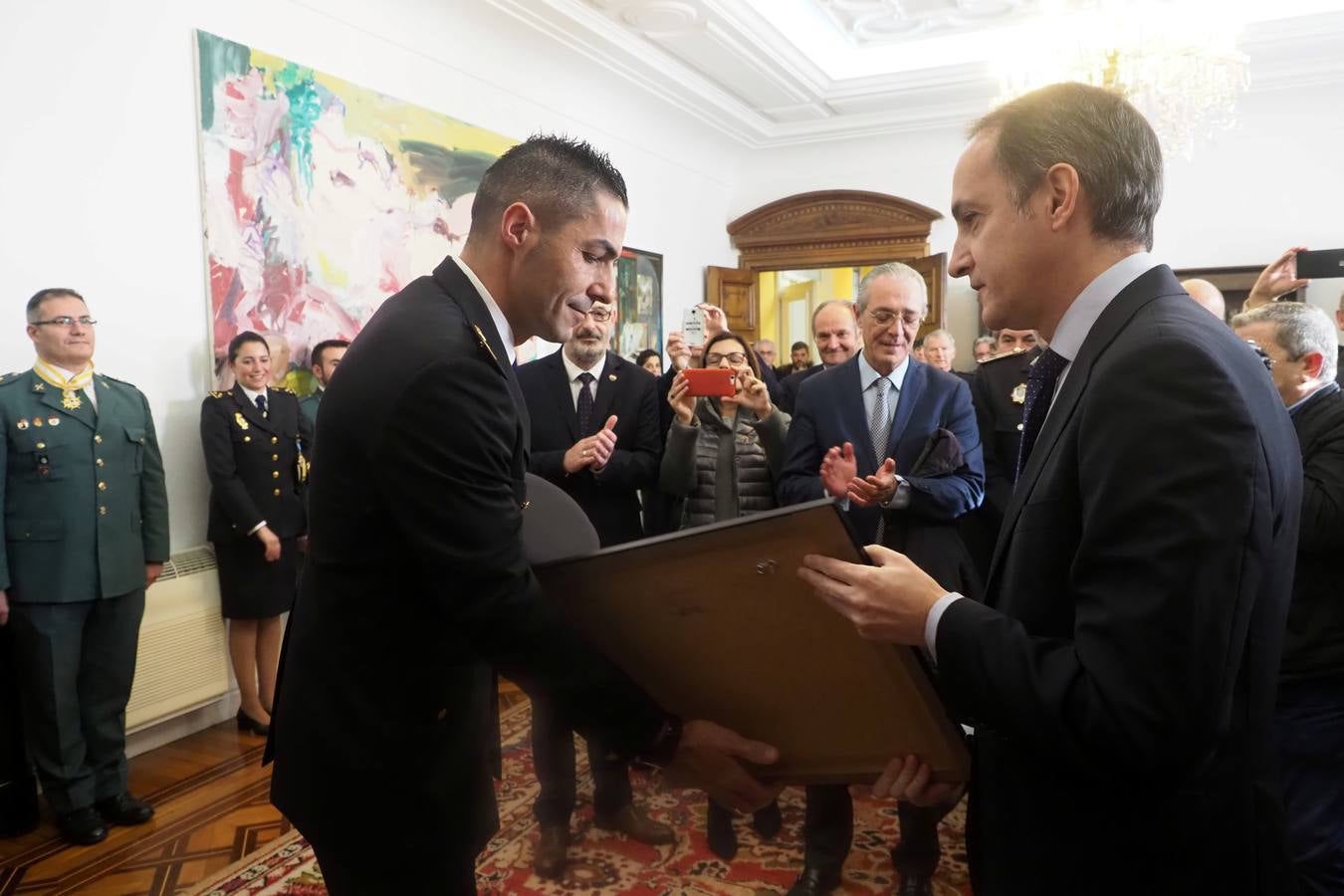 Imposición de medallas de la Orden del Mérito Civil a policías nacionales y guardias civiles