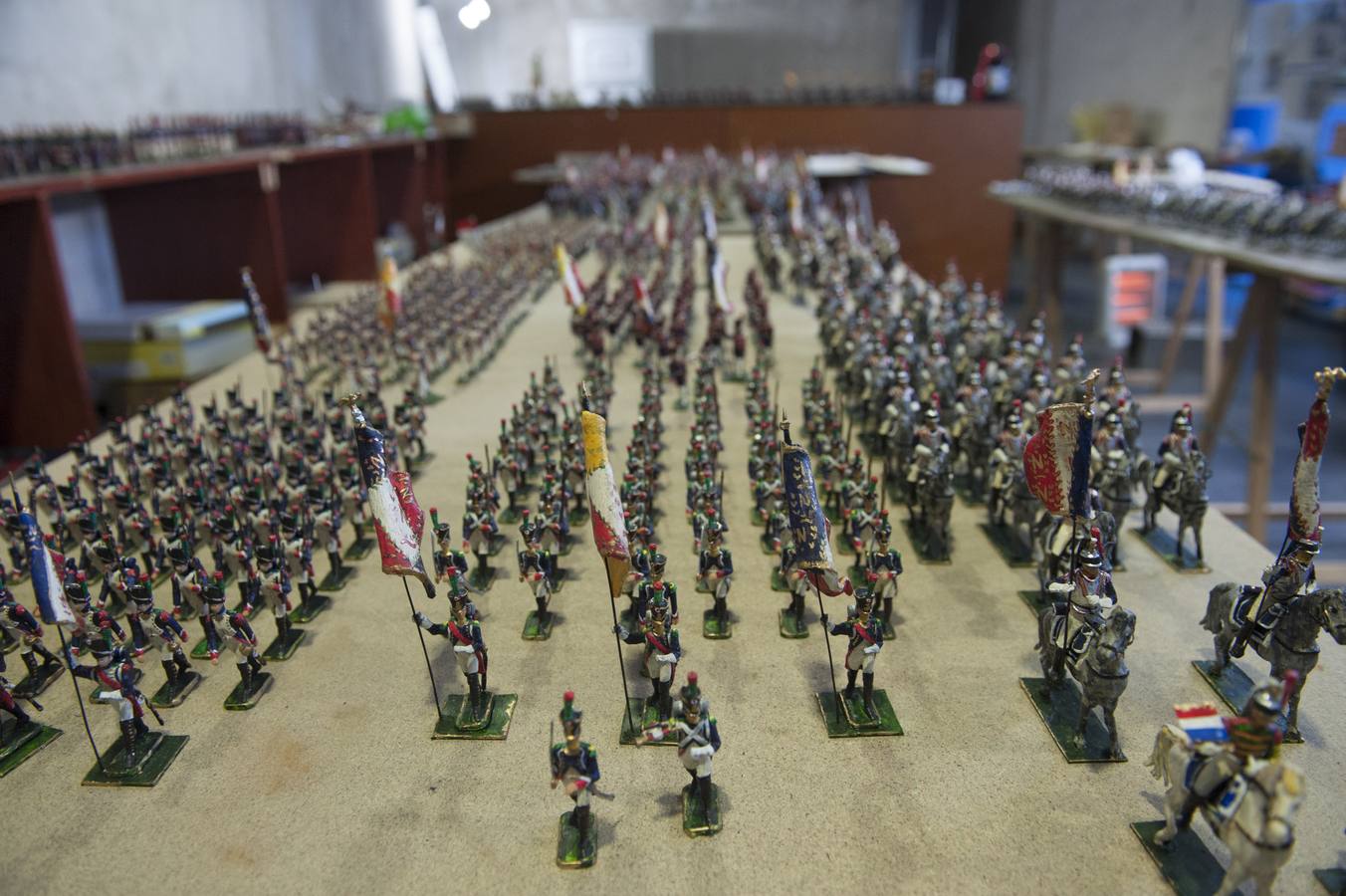 El santoñés, Miguel García Sedano, está creando más de 2000 figuras de los ejércitos de la época napelónica para una exposición en el Fuerte de San Martín 