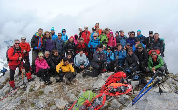 Los participantes en la travesía coronaron 188 cumbres importantes y otras tantas de menor renombre.