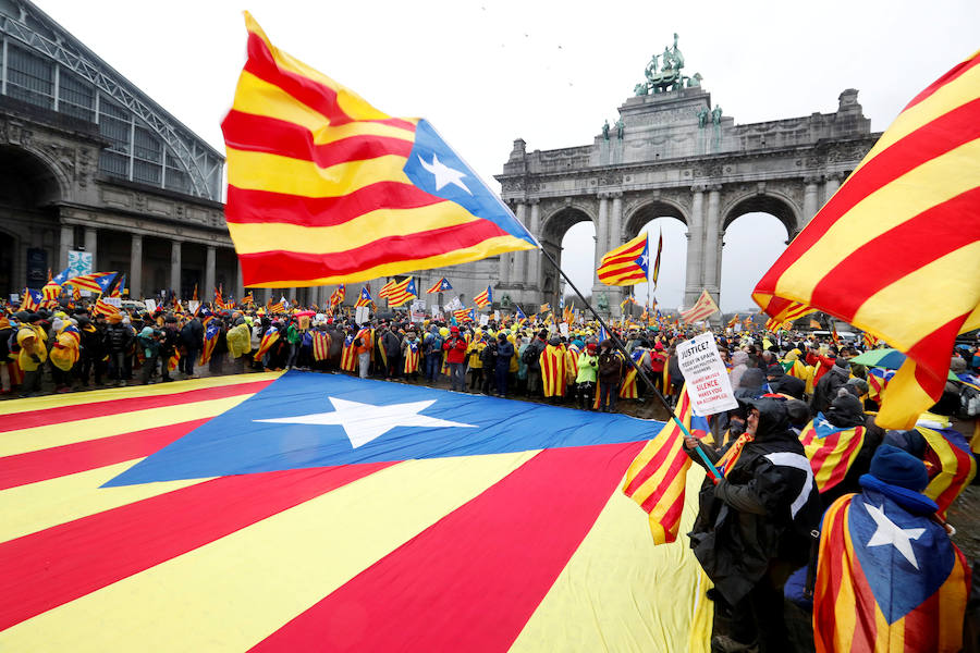 Algunos manifestantes llevan pancartas con el lema «libertad para todos los presos políticos»