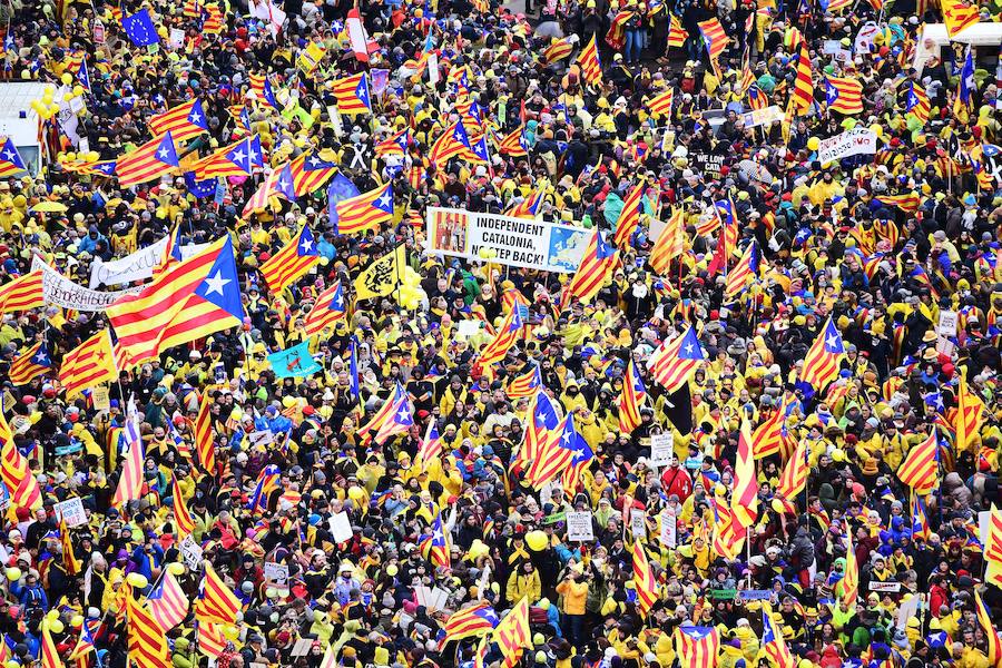 Algunos manifestantes llevan pancartas con el lema «libertad para todos los presos políticos»