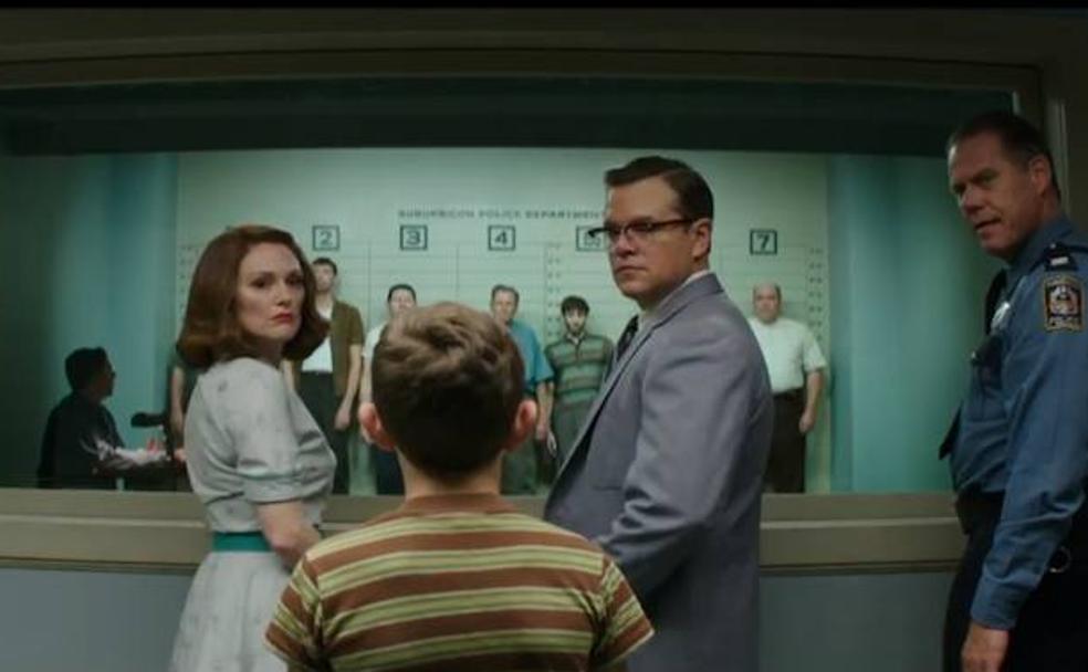 Julianne Moore, Matt Damon, Jack Conley y Noah Jupe en una escena de 'Suburbicon' (2017).