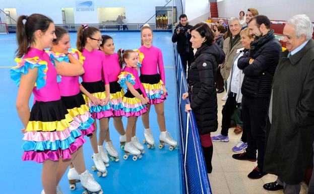 La alcaldesa, Gema Igual, habla con las patinadoras que realizaron la exhibición.