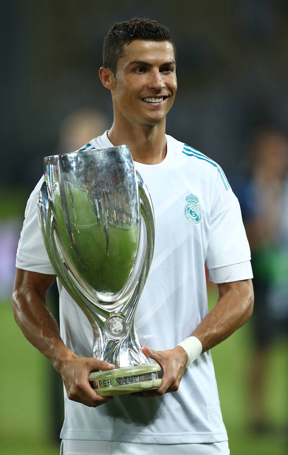 Cristiano Ronaldo, posando con la Supercopa de Europa ganada al Manchester United de José Mourinho.
