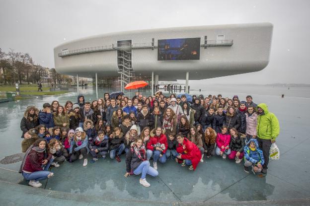 Los chicos y chicas del Centro Juvenil Sotojoven, de Soto del Real (Madrid) inmortalizan su visita al Centro Botín.