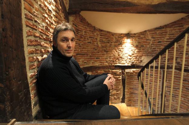 El novelista y poeta barcelonés Carlos Zanón presentará este martes en Santander su última novela, 'Taxi'. 