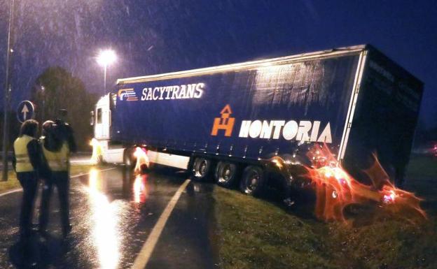 Accidente de un camión debido a la lluvia.