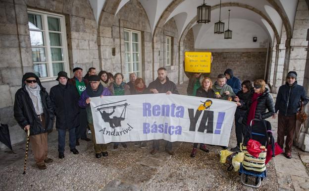 la asociación Andarivel ha protestado este lunes ante el Parlamento