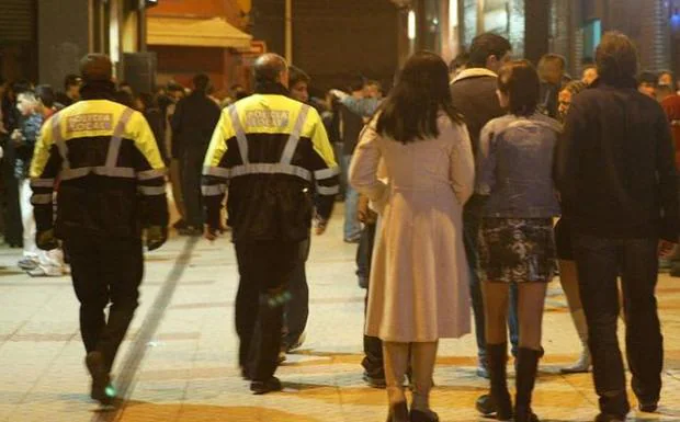 Una pareja de agentes de la Policía Local controla la zona de copas de Torrelavega. 