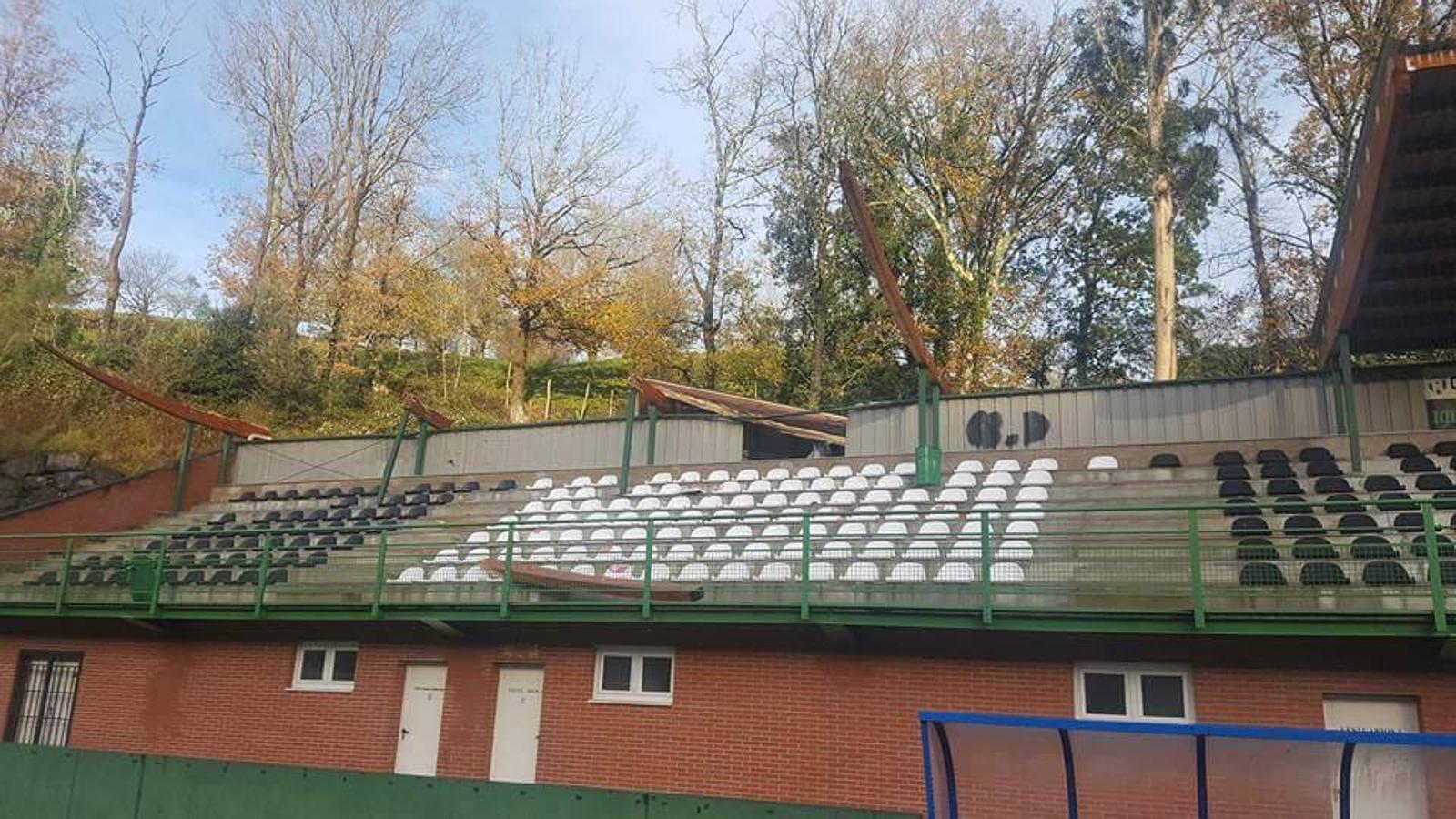 El viento arranca las gradas del campo municipal de fútbol de Ramales