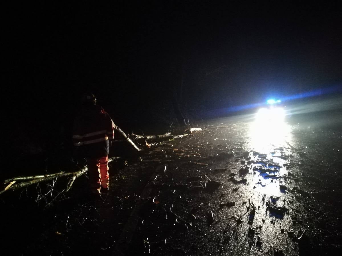 En Ramales voló el tejado de las taquillas del campo municipal de fútbol y voló también la cubierta de una nave de una fábrica de queso