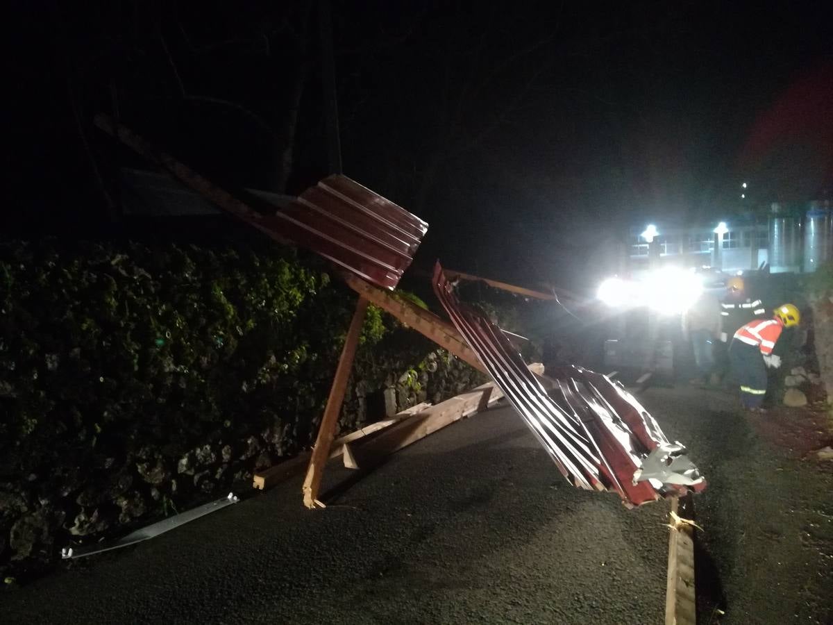 En Ramales voló el tejado de las taquillas del campo municipal de fútbol y voló también la cubierta de una nave de una fábrica de queso