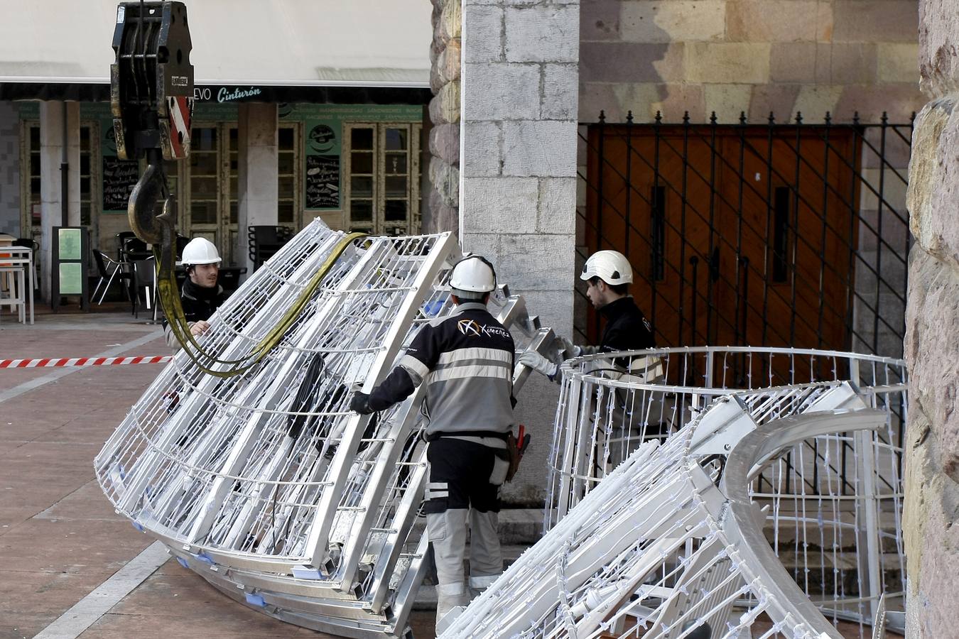 Un equipo de nueve personas comienza la instalación del polémico espectáculo navideñode luz y de sonido 