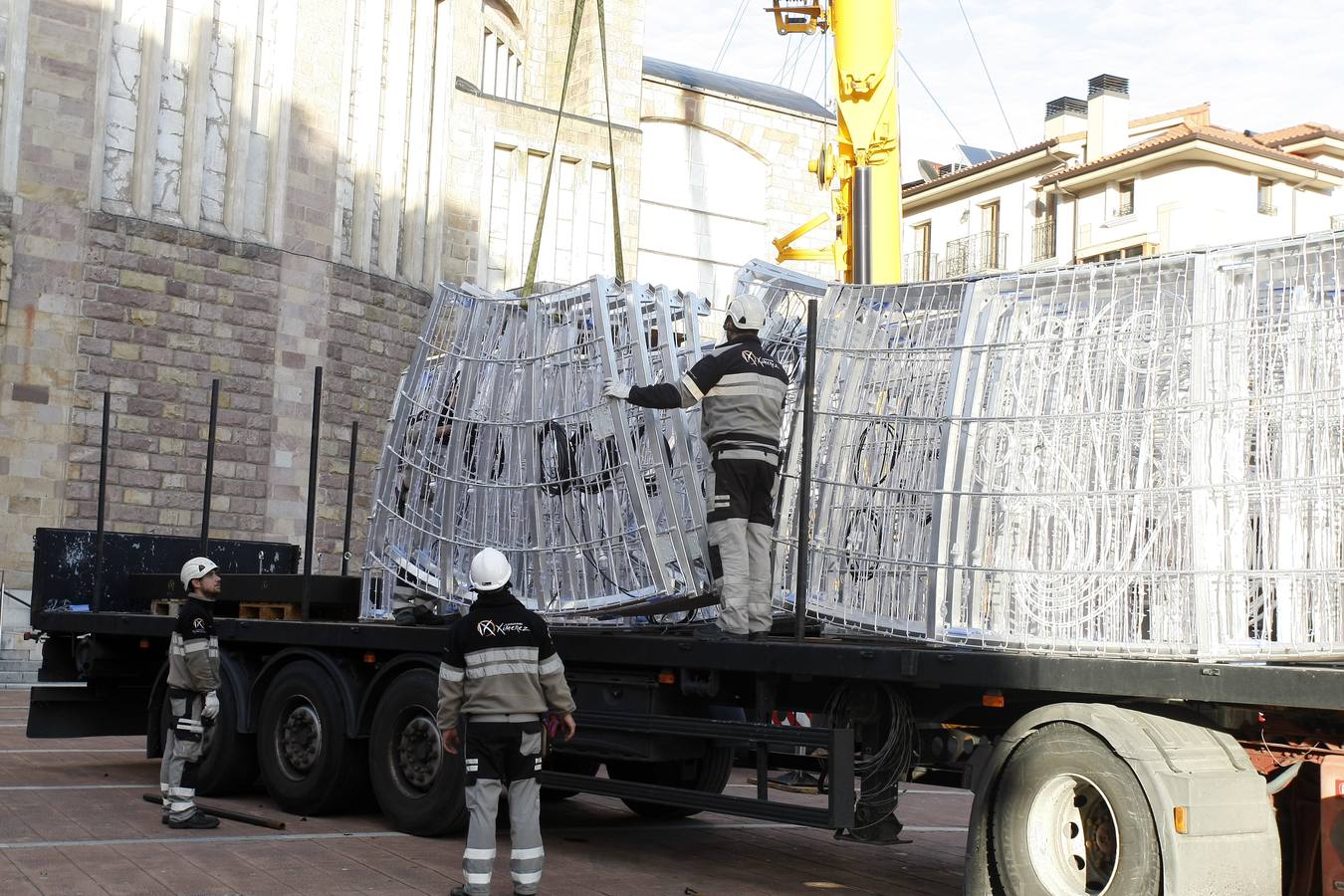 Un equipo de nueve personas comienza la instalación del polémico espectáculo navideñode luz y de sonido 