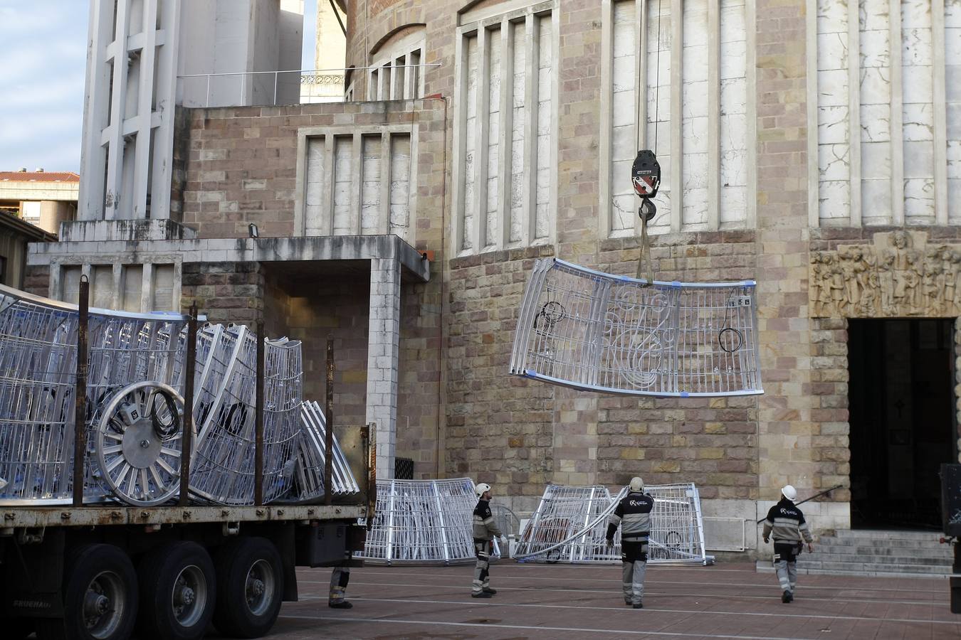 Un equipo de nueve personas comienza la instalación del polémico espectáculo navideñode luz y de sonido 