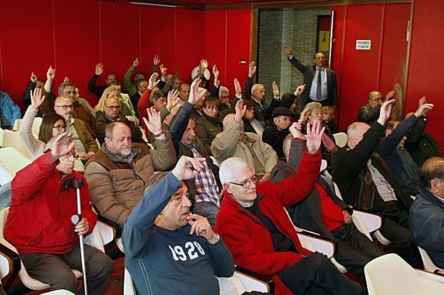 Los socios de la Gimnástica, en la imagen en la última asamblea, deben tomar una decisión trascendental para el club. 