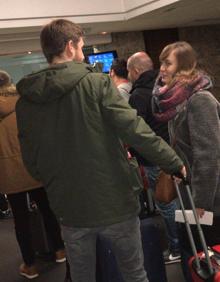 Imagen secundaria 2 - Imágenes de anoche en el aeropuerto de Santander y, ya a la una de la madrugada, haciendo cola en el hotel Santemar.