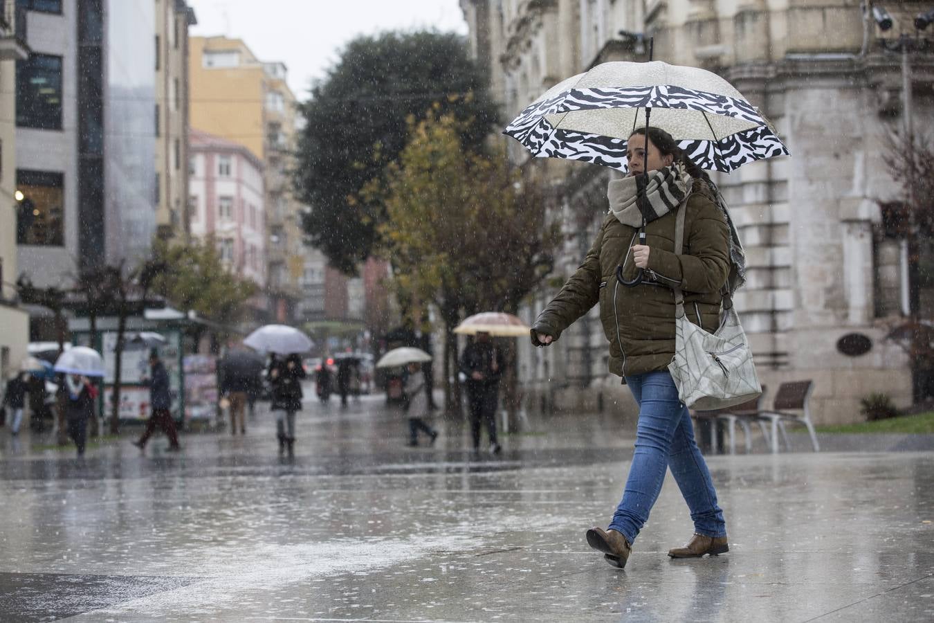 Santander continúa, este martes, a la cabeza de las ciudades españolas donde más ha llovido en lo que va de jornada, al sumar hasta las cuatro y media de la tarde 43.2 mm de precipitación acumulada.