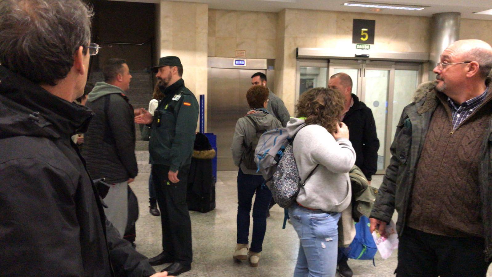 La tensa espera de los pasajeros afectados por la odisea del vuelo Santander-Varsovia