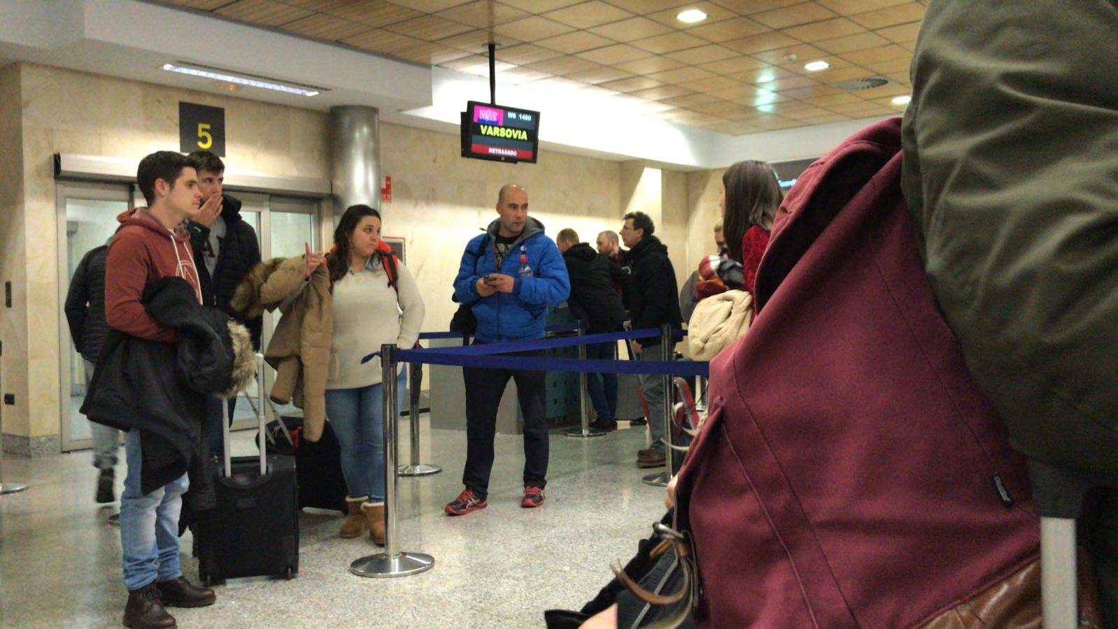 La tensa espera de los pasajeros afectados por la odisea del vuelo Santander-Varsovia