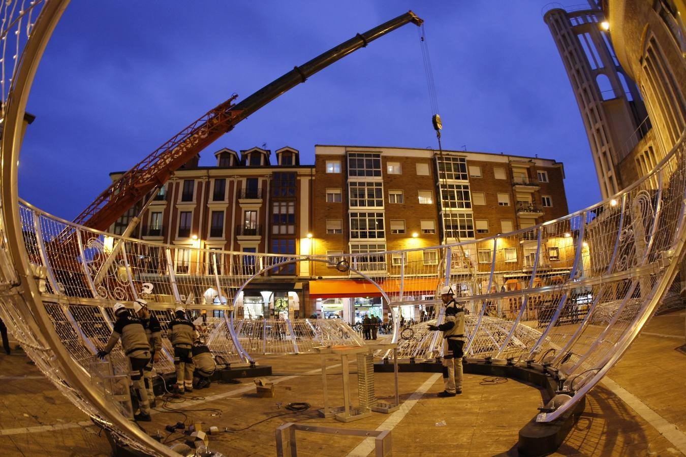 Un equipo de nueve personas se encarga de la instalación del polémico espectáculo navideñode luz y de sonido 