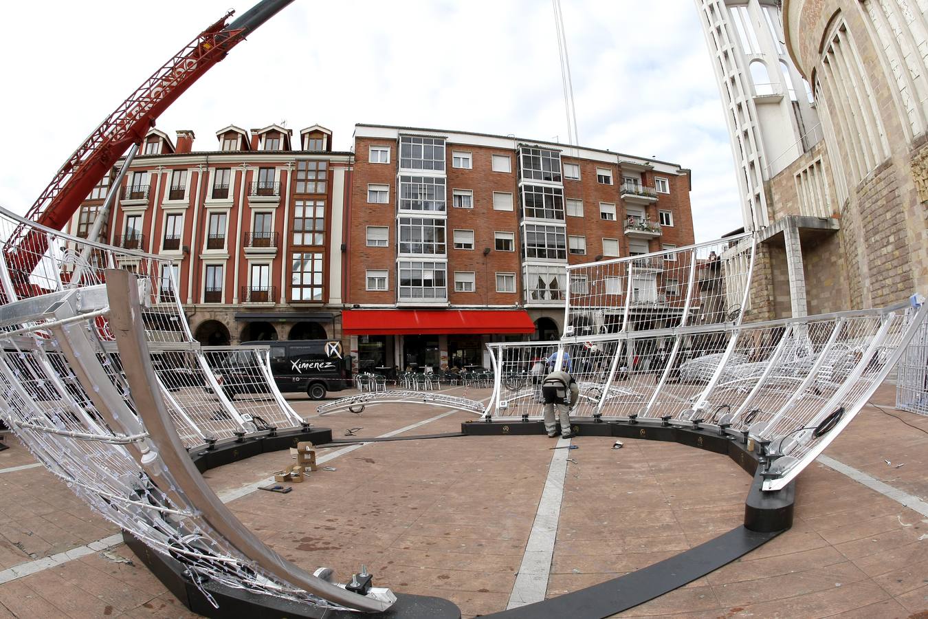 Un equipo de nueve personas se encarga de la instalación del polémico espectáculo navideñode luz y de sonido 