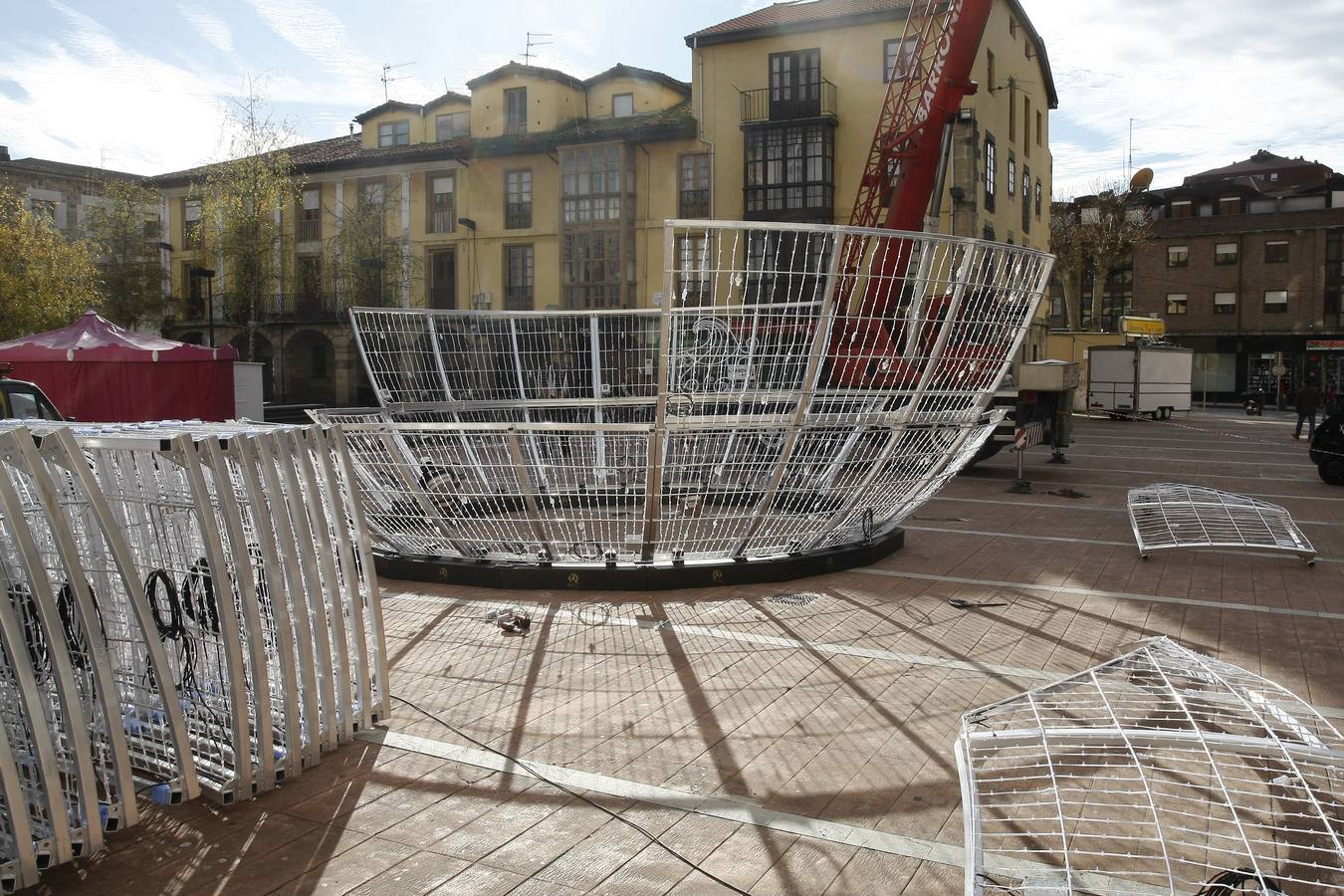 Un equipo de nueve personas se encarga de la instalación del polémico espectáculo navideñode luz y de sonido 