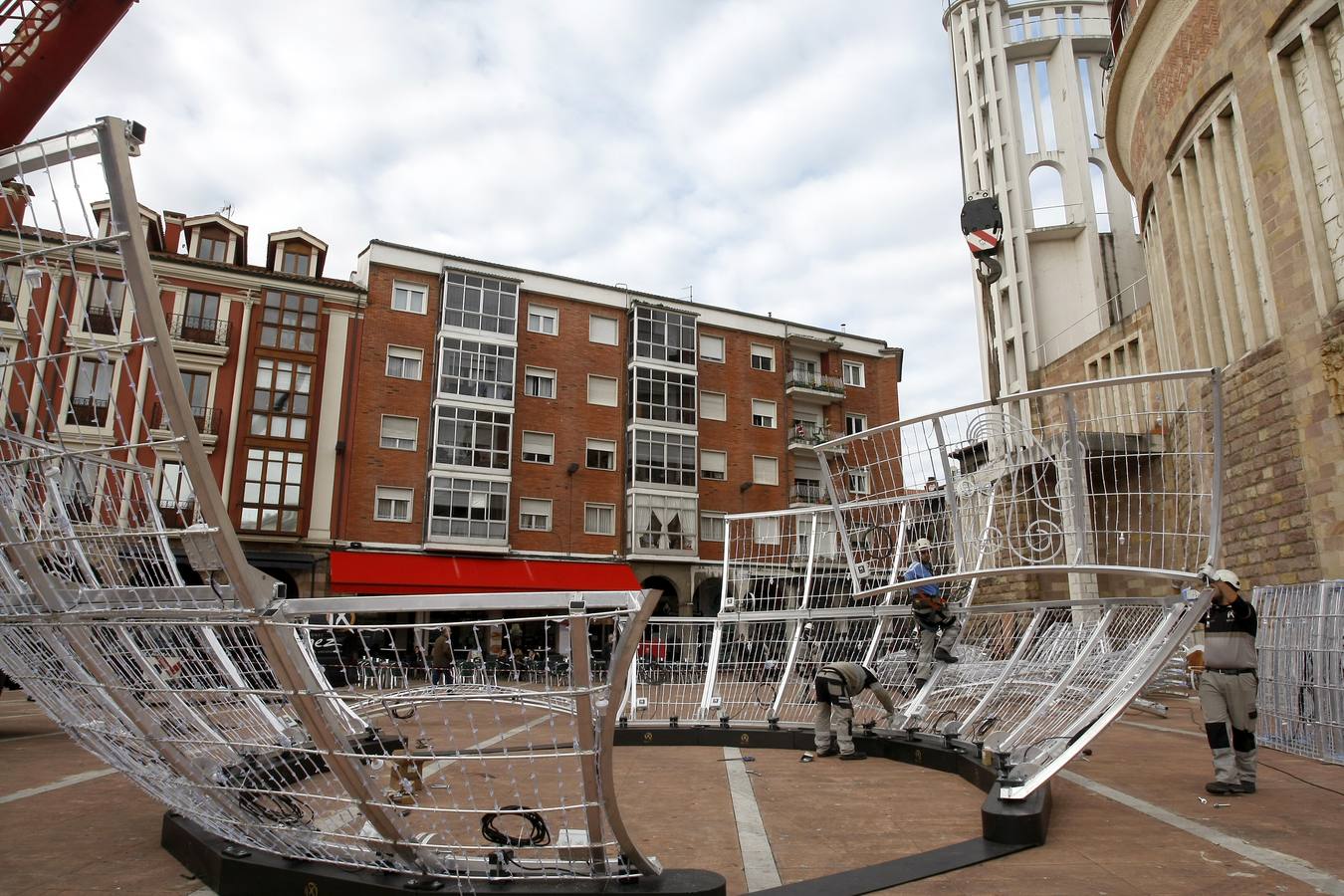 Un equipo de nueve personas se encarga de la instalación del polémico espectáculo navideñode luz y de sonido 