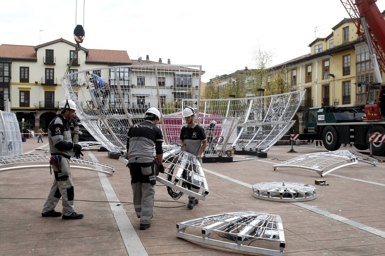 Un equipo de nueve personas se encarga de la instalación del polémico espectáculo navideñode luz y de sonido 