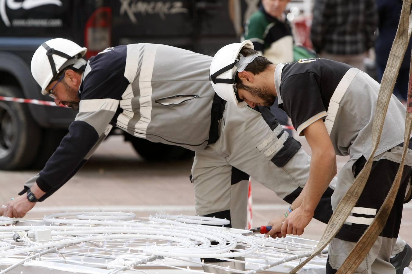 Un equipo de nueve personas se encarga de la instalación del polémico espectáculo navideñode luz y de sonido 